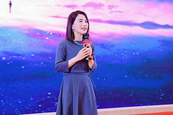 张总首先对上台接受表彰的新时代人表示祝贺,希望更多新时代人通过